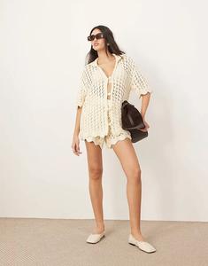 ARRANGE Открытый трикотажный короткий комплект в оттенке белого