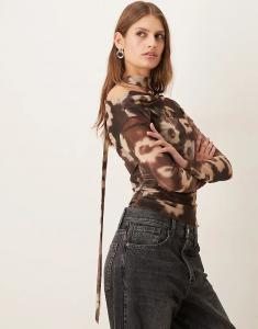 Топ Mango с разрезом по горловине и размытым цветочным принтом