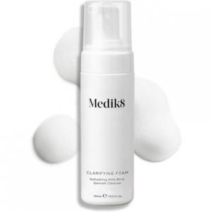 Medik8 Осветляющая пенка Отшелушивающее очищающее средство для лица с AHA/BHA Очищающее средство Противозастойное средство против несовершенств Увлажняет разглаживает кожу, склонную к появлению пятен