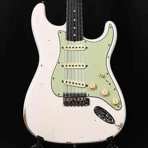 Fender Custom Shop Лимитированная серия '63 Stratocaster Relic - Супер выцветший состаренный шелковисто-розовый 2025 (CZ585192)