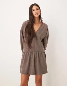 Супермягкое мини-платье шоколадного цвета с V-образным вырезом и заниженной талией от ASOS DESIGN