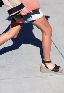 Бруклинские сандалии на танкетке с ремешком на щиколотке Crocs, Black Mushroom