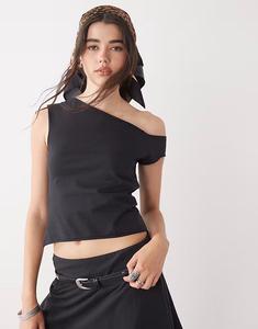 Топ с короткими рукавами и открытыми плечами COLLUSION черного цвета