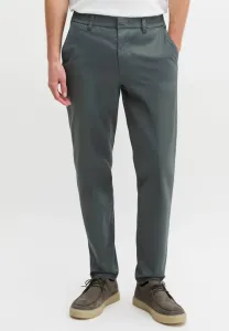 Модель джоггеров morot зауженного кроя и эластичных брюк чинос из технической ткани. Marc O'Polo, Skipping Stone