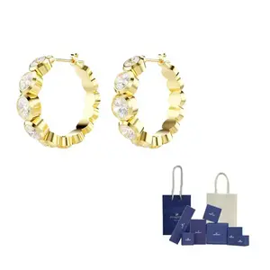 Комплект золотых серег с круглыми камнями Swarovski, белый