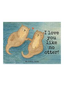 Mr. & Mrs. Panda Головоломка: Руки выдры, держащие что-то, с надписью, выполненной белым цветом