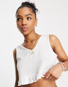 Детали – топ белого цвета с коротким вырезом и рюшами по низу, комбинированная модель Pieces