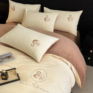 Комплект постельного белья Antarctic Swan 1.2, 3 предмета, 150х200/160х230, молочный/коричневый