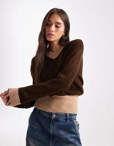 Вязаный джемпер ASOS DESIGN с высоким V-образным вырезом и контрастными рубчиками коричневого/мокко цвета