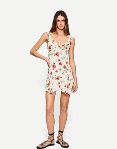 Мини-платье Bershka с принтом и бретельками белого цвета