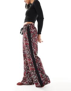 Брюки с контрастной вставкой из темно-вишневого банданового цвета Asos Design