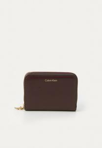 Кошелек Calvin Klein MEDIUM FLAP FLAP ZIP AROUND, Fudge/Dark Brown