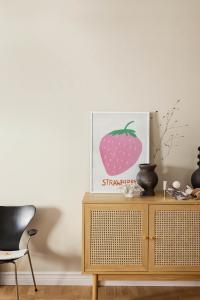 Клубничный плакат Postery, 50x70 см, розовый