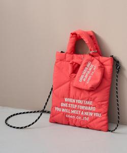 Двусторонняя стеганая сумка через плечо с вышитым логотипом и геометрическим узором Coen, цвет Pink