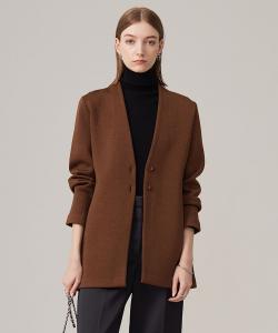 Блестящая гладкая куртка, которую можно стирать.