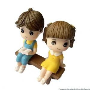 Девушка и мальчик с книгой на скамейке HABARRI