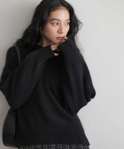 Вязаный свитер с V-образным вырезом и пушистым мехом Suite, цвет Black [005]