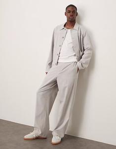 Элегантные брюки-клеш из светло-серого сирсакера с эластичной талией Asos Design