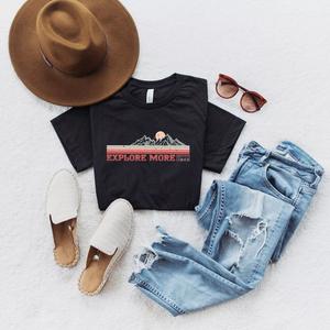 Узнать больше Футболка с короткими рукавами и рисунком «Горы» в стиле ретро Simply Sage Market