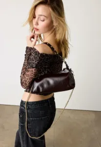 Сумка через плечо в форме полумесяца, украшенная заклепками. Stradivarius, Dark Brown