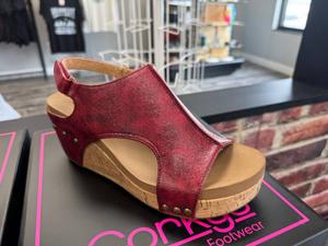 Женские красные сандалии с потертостями Corkys Footwear, красный