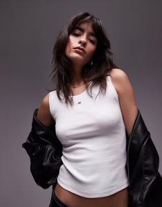 Майка Tommy Jeans Essential в рубчик белого цвета