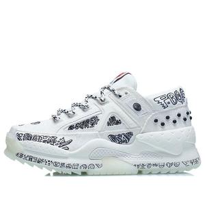 Кроссовки противопоставляются инопланетному миру Li-Ning, серый