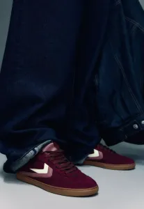 Тренеры Bershka, Dark Red