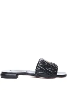 Босоножки с простеганным узором и фирменной эмблемой Miu Miu, черный