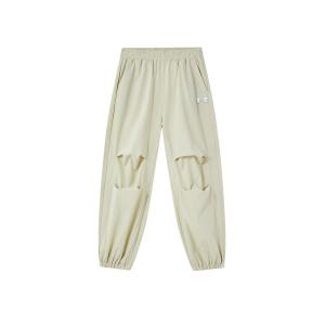 Подростки в спортивных штанах Under Armour, хаки