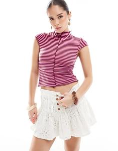 Футболка Monki облегающего кроя в рубчик в бордовую полоску