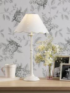 Лампа настольная Cordwell Scallop Laura Ashley, Broderie