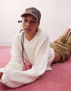 Джемпер с V-образным вырезом, выполненный в технике косичной вязки, цвета кремовый Collusion