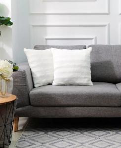 Декоративная подушка из искусственного меха размером 20 x 20 дюймов, упаковка из 2 шт Cheer Collection, коричневый