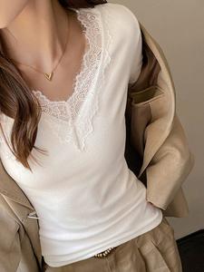 Женская блузка с V-образным вырезом и кружевом Doux Belle, цвет White