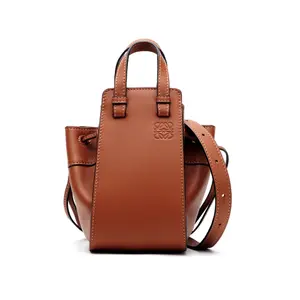 LOEWE Кожаная сумка-гамак через плечо мини женская коричневая карамельная