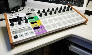 Подставка Arturia Beatstep Pro из массива дуба от Synths And Wood