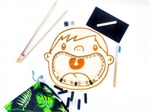 Математический стоматолог, игра, цветные зубы, чистка зубов, вытягивание, подсчет, меловая доска Inna marka