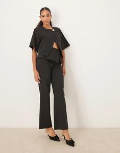 Брюки прямого кроя с золотистыми пуговицами ASOS DESIGN черного цвета