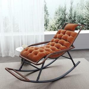 Удобное плетеное кресло-качалка из ротанга с мягким матрасом для дома и дачи