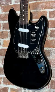 Fender Player II Mustang - черный с грифом из палисандра, в наличии, поддержите музыкальные магазины и купите его здесь!