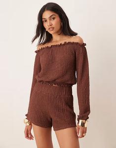 Текстурированный топ с открытыми плечами и мини-оборкой коричневого цвета Asos Design