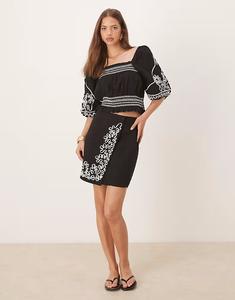 Черная комбинированная мини-юбка с контрастной вышивкой YAS Cornelli