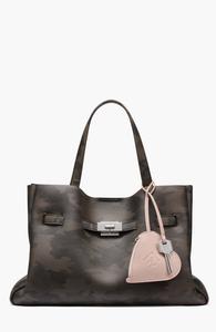 Большая сумка Bryar с подвеской в ​​виде сердца DKNY, камуфляж