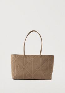 Сумка-шоппер Calvin Klein EMBLEM EMBOSSED TOTE, Desert Taupe/Taupe