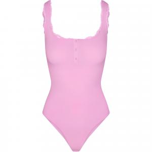 Кружевной комбинезон хенли для женщин SKIMS FITS EVERYBODY, цвет лепесток