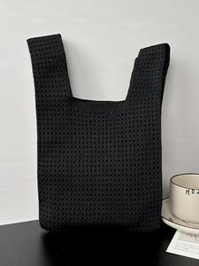 Выберите один из 2 видов вязаных сумок для женщин.