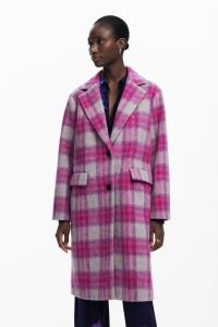 Пальто в клетку оверсайз из шерстяной смеси розового цвета.