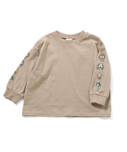 Эксклюзивная футболка с принтом на рукаве, доступная только в интернете.