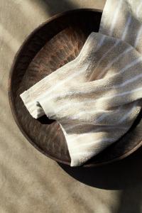 Полосатое гостевое полотенце H&M, 30x50 см, бежевый